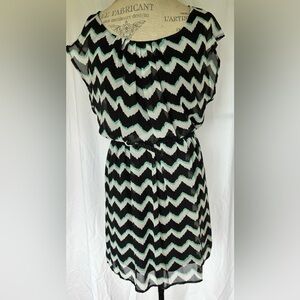 Love Reign Womens Belted Mini Dress in Black/Teal Chevron Sz M